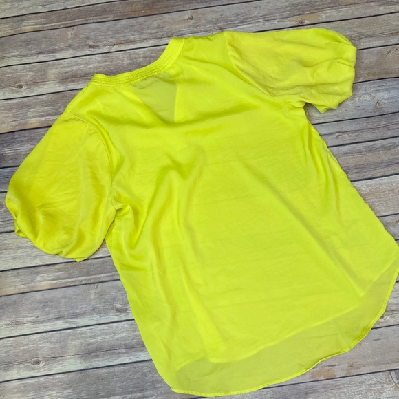 Vince Camuto Women's Hammered Satin Puff Sleeve Top Bright Lemon Size S - Picture 2 of 4